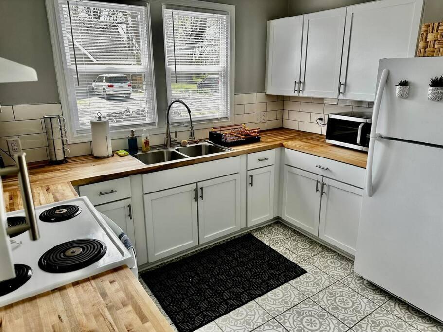 Mrs. Hughes Cottage - 2 Bedroom House W/ Parking Hamilton Exterior foto