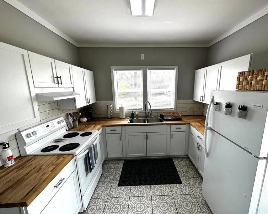 Mrs. Hughes Cottage - 2 Bedroom House W/ Parking Hamilton Exterior foto